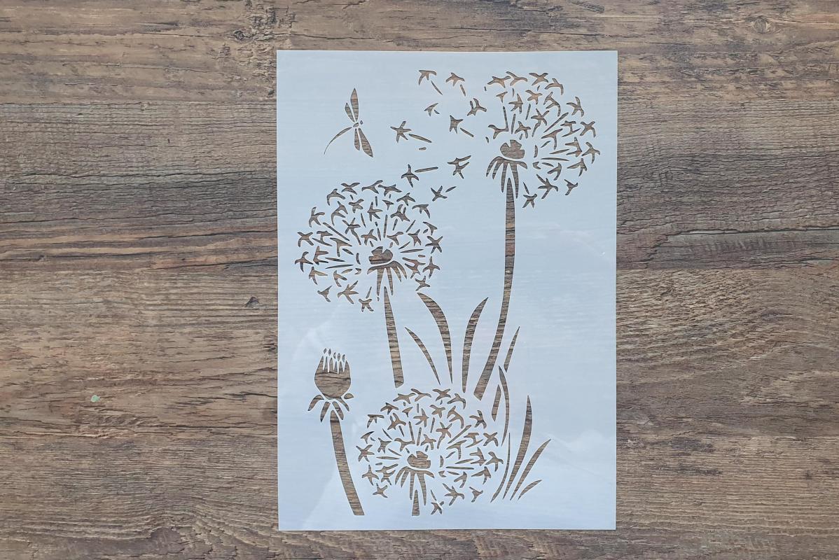 Schablone mit verblühten Löwenzahn und Schmetterlingen